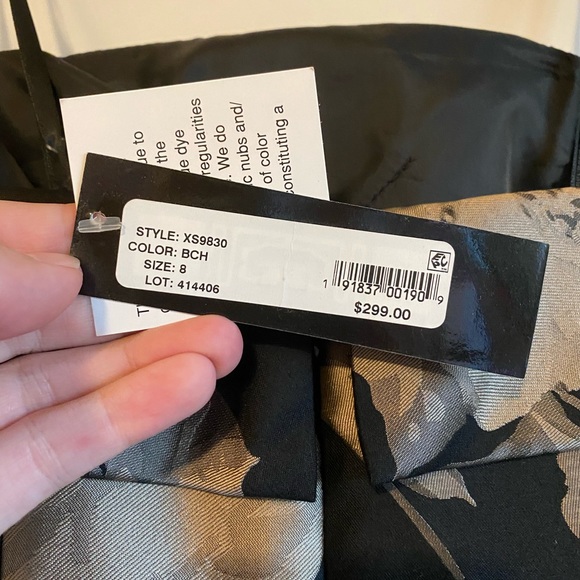 FORMAL DRESS - SZ 8 - Picture 4 of 4